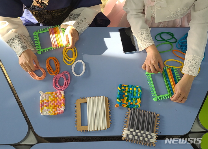 [전주=뉴시스]윤난슬 기자 = 한국전통문화전당 전주공예품전시관은 전주한옥마을 찾는 가족 단위 관광객을 겨냥해 총 7개 분야에서 32종의 공예체험프로그램을 신설·개편했다고 19일 밝혔다.(사진=전당 제공)