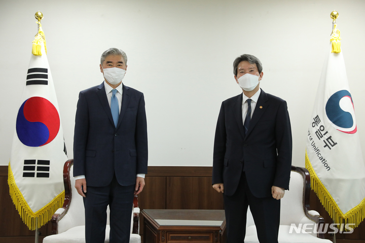 [서울=뉴시스]19일 이인영 통일부 장관이 성 김 미국 국무부 대북특별대표를 접견하고 있다. (사진=통일부 제공) 2022.04.19