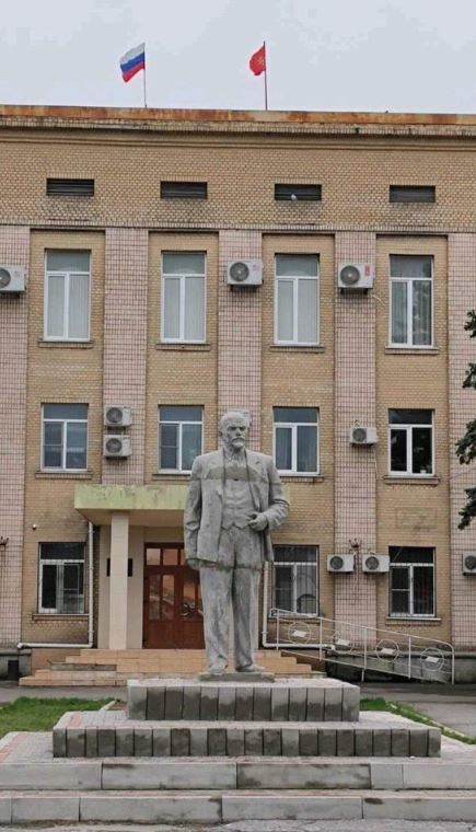 [서울=뉴시스] 우크라이나 헤르손주에 세워진 블라디미르 레닌 옛 소련 지도자 동상이다. (사진=프라낙 비아코르카 트위터 갈무리) 2022.04.19. *재판매 및 DB 금지