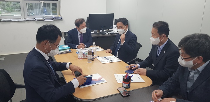 [창원=뉴시스] 강경국 기자 = 허성무 경남 창원특례시장이 19일 대통령직 인수위원회 김병준 지역균형발전특별위원장과 면담을 갖고 있다. (사진=창원시청 제공). 2022.04.19. photo@newsis.com *재판매 및 DB 금지