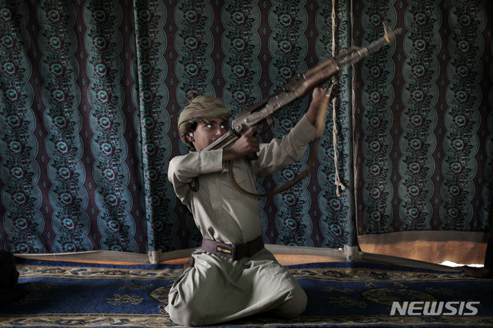 [마리브(예멘)= AP/뉴시스] 예멘 후티반군의 소년병 출신인 칼란(12세)이 마리브의 난민 수용소 안에서 가족들과 재회한 뒤 총격술 시범을 보이고 있다.( AP자료사진). 유엔은 4월에 체결된 예멘 내전의 정전협정을 연장하고 내전을 종식하는 방안을 연구하고 있다고 그룬드버그 예멘특사가 22일 밝혔다.&nbsp; 