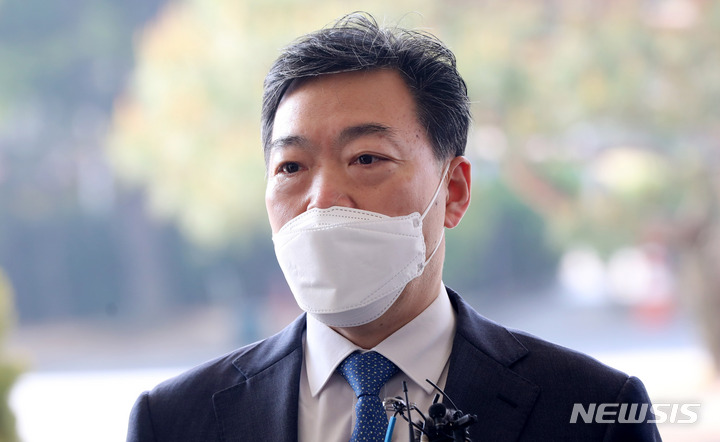 [서울=뉴시스] 추상철 기자 = 김오수 검찰총장이 19일 오전 서울 서초구 대검찰청으로 출근하며 취재진의 질문에 답변하고 있다. 2022.04.19. scchoo@newsis.com