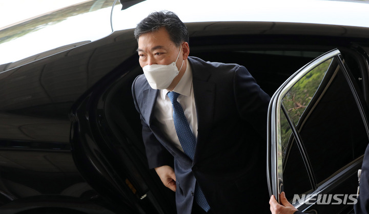 [서울=뉴시스] 추상철 기자 = 김오수 검찰총장이 19일 오전 서울 서초구 대검찰청으로 출근하고 있다. 2022.04.19. scchoo@newsis.com