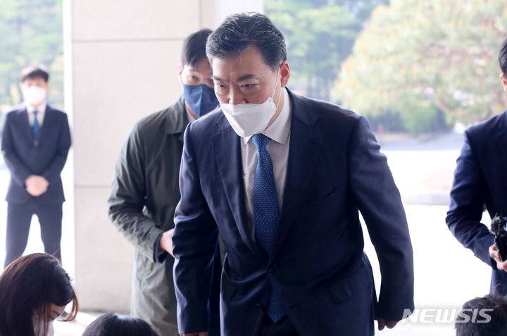 [서울=뉴시스] 추상철 기자 = 김오수 검찰총장이 19일 오전 서울 서초구 대검찰청으로 출근하고 있다. 2022.04.19. scchoo@newsis.com