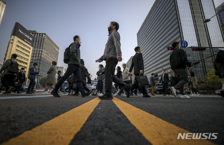 [서울=뉴시스] 정병혁 기자 = 사회적 거리두기가 해제된 다음날인 지난 19일 오전 서울 종로구 광화문네거리에서 마스크를 쓴 시민들이 이동하고 있다. 2022.04.19. jhope@newsis.com