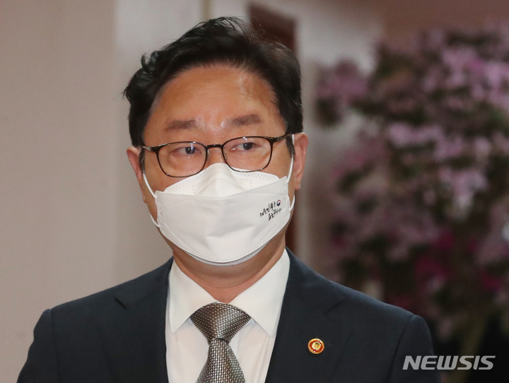 [서울=뉴시스] 김명원 기자 = 박범계 법무부 장관이 19일 오전 서울 종로구 정부서울청사에서 영상으로 열린 국무회의에 참석하고 있다. 2022.04.19. kmx1105@newsis.com