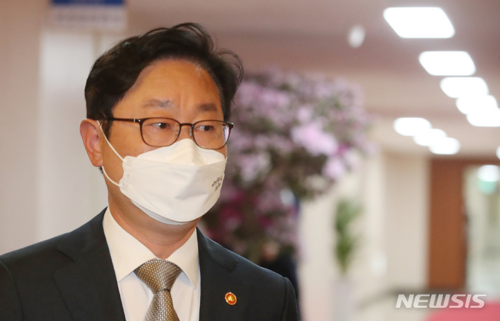 [서울=뉴시스] 김명원 기자 = 박범계 법무부 장관이 지난 19일 오전 서울 종로구 정부서울청사에서 영상으로 열린 국무회의에 참석하고 있다. 2022.04.19. kmx1105@newsis.com