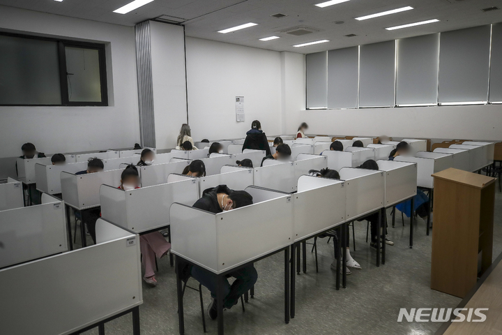 [서울=뉴시스] 정병혁 기자 = 지난해 4월19일 오전 서울 마포구의 한 입시학원에서 학생들이 공부를 하고 있다. 2022.04.19. jhope@newsis.com