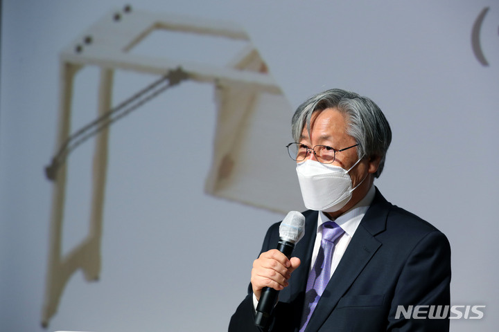 [서울=뉴시스] 박진희 기자 = 김영운 국립국악원 원장이 19일 서울 서초구 국악박물관에서 국악기 개량 60년 회고전 기자간담회를 하고 있다. 국립국악원은 1964년부터 새롭고 다양한 음악 환경의 변화에 따라 국악기 본래의 정서와 특징에 맞춰 음역을 넓히고 음량 조절이 가능한 형태로 국악기를 개량해 왔다. 2022.04.19. pak7130@newsis.com