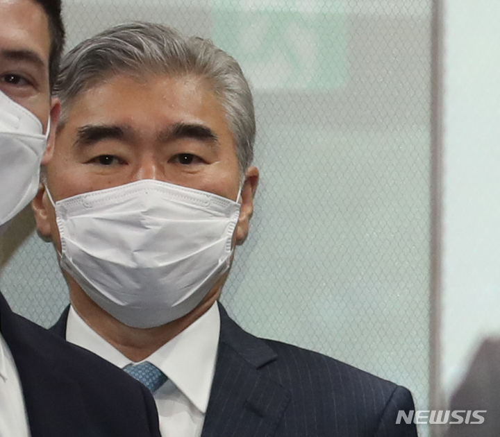 [서울=뉴시스] 김명원 기자 = 성 김 미국 국무부 대북특별대표가 19일 오전 서울 종로구 외교부에 정의용 외교부 장관을 만나기 위해 들어서고 있다. 2022.04.19. kmx1105@newsis.com