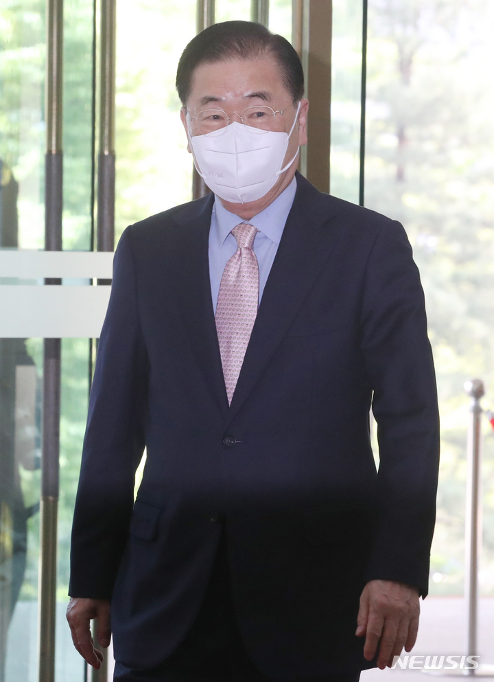 [서울=뉴시스] 김명원 기자 = 정의용 외교부 장관이 19일 오전 서울 종로구 외교부에 들어서고 있다. 2022.04.19. kmx1105@newsis.com