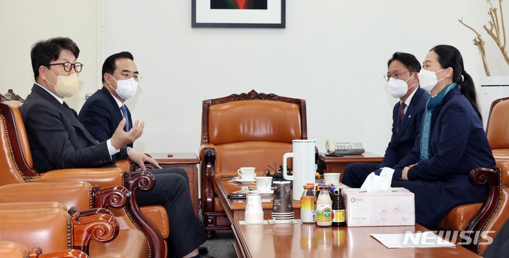 [서울=뉴시스] 전진환 = 19일 여의도 국회에서 열린 '검수완박' 입법 관련 4당 원내대표 회동에서 참석자들이 발언을 하고 있다. 권성동(왼쪽부터) 국민의힘 원내대표, 박홍근 더불어민주당 원내대표, 배진교 정의당 원내대표, 권은희 국민의당 원내대표. (공동취재사진) 2022.04.19.&nbsp; photo@newsis.com