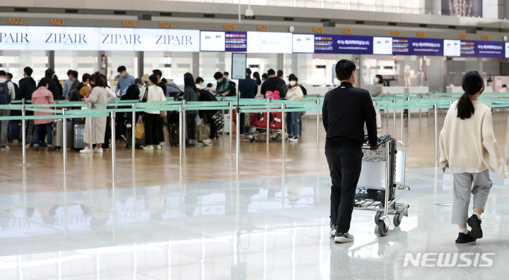 [인천공항=뉴시스] 이영환 기자 = 19일 오전 인천국제공항 제1여객터미널에서 여행객들이 탑승수속을 하기 위해 이동하고 있다. 2022.04.19. 20hwan@newsis.com