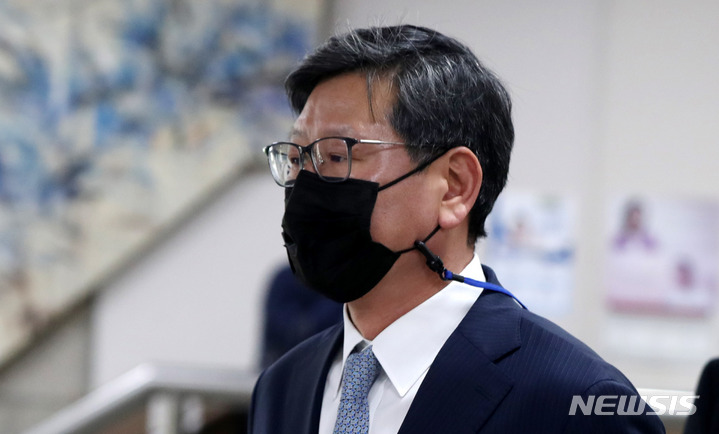 [서울=뉴시스] 추상철 기자 = 이용구 전 법무부 차관이 지난 4월19일 오후 서울 서초구 서울중앙지방법원에서 '택시기사 폭행' 혐의와 관련 3차 공판에 출석하고 있다. 2022.04.19. scchoo@newsis.com