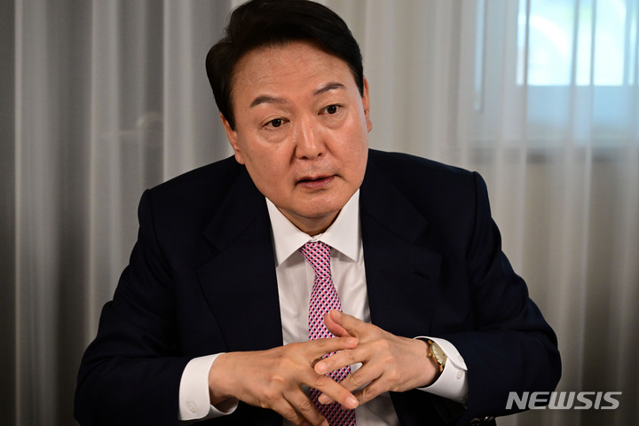 [서울=뉴시스] 인수위사진기자단 = 윤석열 대통령 당선인이 19일 서울 용산공원 내 개방 부지에서 재난·안전사고 피해자 및 유가족들과 오찬을 하며 대화하고 있다. 2022.04.19. photo@newsis.com