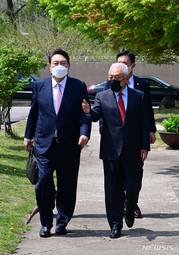 [서울=뉴시스] 인수위사진기자단 = 윤석열 대통령 당선인과 김한길 국민통합위원장이 19일 서울 용산공원 내 개방 부지에서 열린 재난·안전사고 피해자 및 유가족 오찬 참석을 위해 이동하고 있다. 2022.04.19. photo@newsis.com