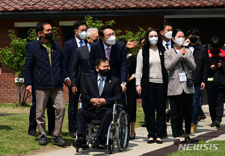 [서울=뉴시스] 인수위사진기자단 = 윤석열 대통령 당선인이 19일 서울 용산공원 내 개방 부지에서 재난·안전사고 피해자 및 유가족들과 함께 오찬장으로 이동하고 있다. 2022.04.19. photo@newsis.com