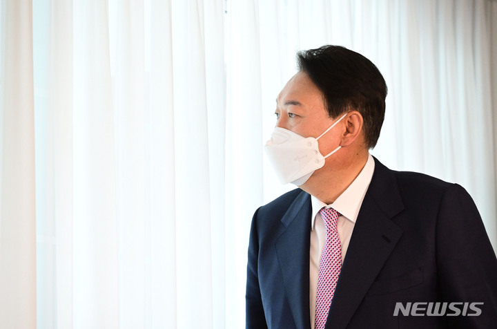 [서울=뉴시스] 인수위사진기자단 = 윤석열 대통령 당선인이 19일 서울 용산공원 내 개방 부지에서 열린 재난·안전사고 피해자 및 유가족들 오찬에서 창밖을 바라보고 있다. 2022.04.19. photo@newsis.com