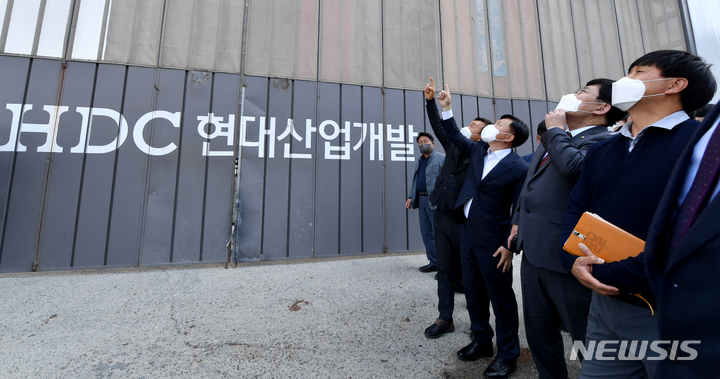 [광주=뉴시스] 변재훈 기자 = 대통령직인수위원회 위원들이 지난 19일 오후 광주 서구 화정동 HDC화정아이파크 붕괴 사고 현장을 피해 상인들과 함께 둘러보고 있다. 2022.04.19. wisdom21@newsis.com