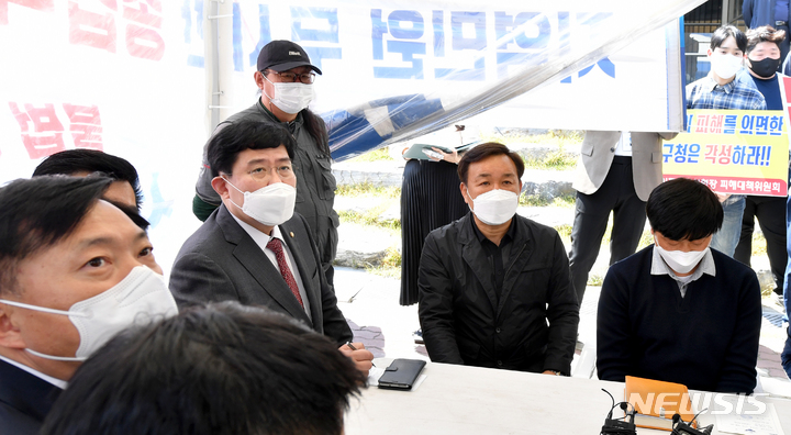[광주=뉴시스] 변재훈 기자 = 대통령직인수위원회 위원들이 19일 오후 광주 서구 화정동 HDC화정아이파크 붕괴 사고 현장에서 피해 상인과 면담하고 있다. 2022.04.19. wisdom21@newsis.com