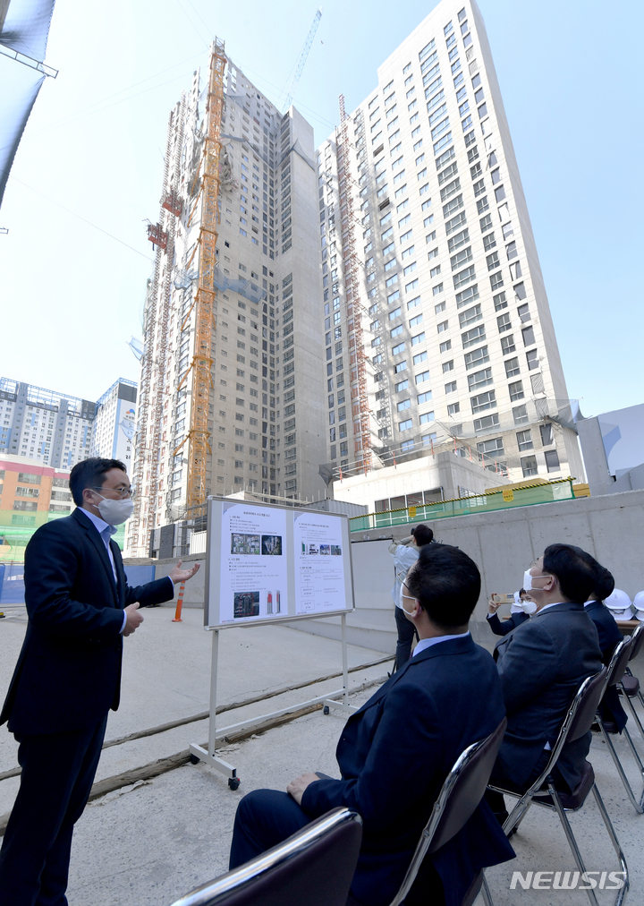 [광주=뉴시스] 변재훈 기자 = 대통령직인수위원회 위원들이 19일 오후 광주 서구 화정동 HDC화정아이파크 붕괴 사고 현장에서 시공사 현대산업개발의 위험물 안정화 공정에 대해 설명을 듣고 있다. 2022.04.19. wisdom21@newsis.com