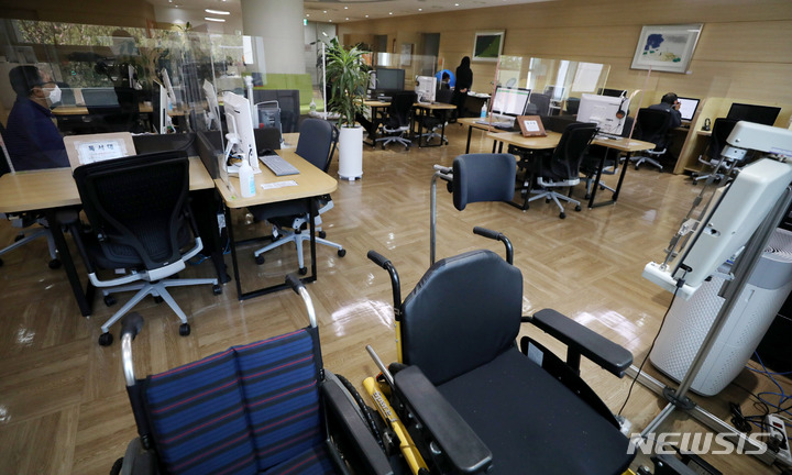 [서울=뉴시스] 추상철 기자 = 19일 오후 서울 서초구 국립장애인도서관에서 장애인들이 컴퓨터를 이용하고 있다. 2022.04.20. scchoo@newsis.com