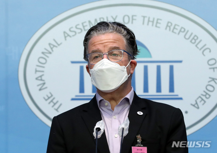 [서울=뉴시스] 전진환 기자 = 하워드 캐튼 국제간호협의회(ICN) CEO가 19일 오후 서울 여의도 국회 소통관에서 간호법 제정 관련 ICN의 입장을 밝히고 있다. 2022.04.19. amin2@newsis.com