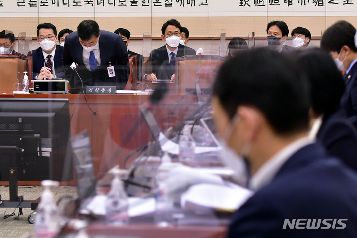 [서울=뉴시스] 김선웅 기자 = 김오수 검찰총장이 19일 오후 서울 여의도 국회에서 열린 법제사법위원회 법안심사제1소위원회 회의에서 '검수완박' 법안 입법과 관련한 의견 발표에 앞서 인사를 하고 있다. (공동취재사진) 2022.04.19. photo@newsis.com