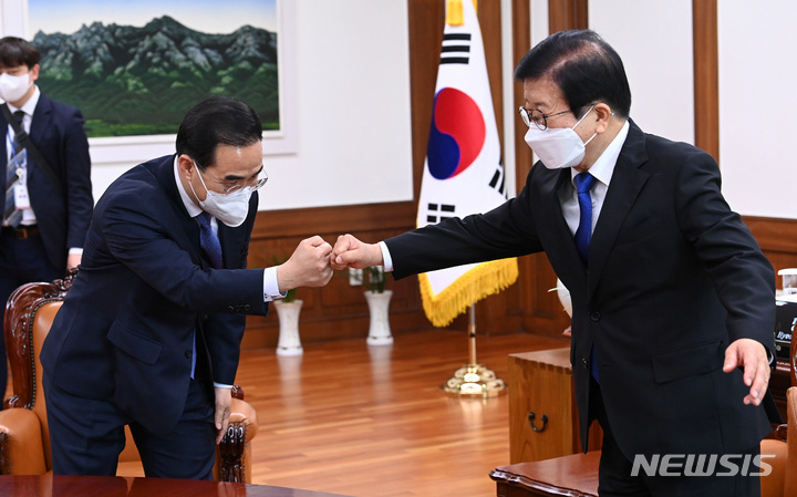 [서울=뉴시스] 고범준 기자 = 박홍근 더불어민주당 원내대표가 19일 오후 서울 여의도 국회에서 국회의장 주재로 열린 양당 원내대표 회동에서 박병석 국회의장과 주먹인사를 하고 있다. (공동취재사진) 2022.04.19. photo@newsis.com