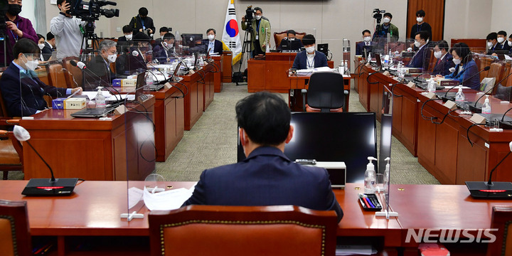 [서울=뉴시스] 김선웅 기자 = 김오수 검찰총장이 지난 19일 오후 서울 여의도 국회에서 열린 법제사법위원회 법안심사제1소위원회 회의에 출석해 '검수완박' 법안 입법과 관련한 의견을 밝히고 있다. (공동취재사진) 2022.04.19. photo@newsis.com