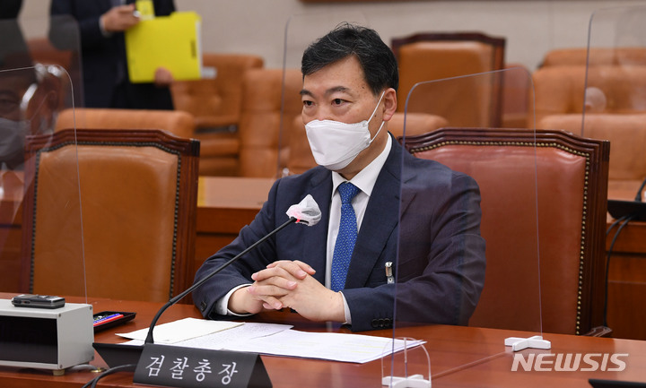 [서울=뉴시스] 최진석 기자 = 김오수 검찰총장이 19일 서울 여의도 국회에서 열린 법제사법위원회 법안심사제1소위에서 검찰수사권 폐지 법안과 관련해 의견을 밝히고 있다. (공동취재사진) 2022.04.19. photo@newsis.com