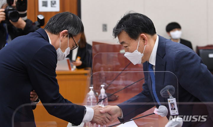 [서울=뉴시스] 최진석 기자 = 김오수(오른쪽) 검찰총장이 19일 서울 여의도 국회에서 열린 법제사법위원회 법안심사제1소위에서 검찰수사권 폐지 법안과 관련해 의견을 밝히기 앞서 박주민 법사위 1소위원장과 악수하고 있다. (공동취재사진) 2022.04.19. photo@newsis.com