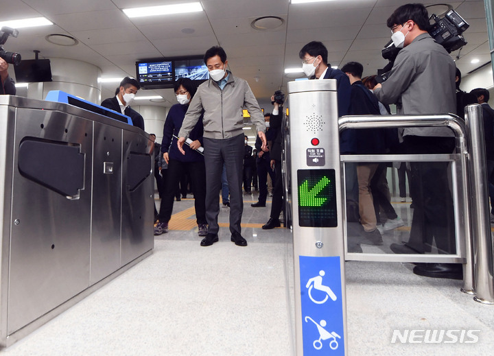 [서울=뉴시스] 최동준 기자 = 오세훈 서울시장이 19일 개통을 앞둔 서울 관악구 신림선 도시철도 서원역을 찾아 장애인 편의시설 설치 상태를 점검하고 있다. (공동취재사진) 2022.04.19. photo@newsis.com