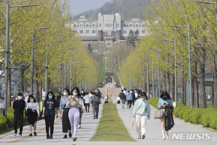 [서울=뉴시스] 권창회 기자 = 사회적 거리두기 해제 이튿날인 19일 오후 서울 서대문구 연세대학교에서 학생들이 이동하고 있다. 2022.04.19. kch0523@newsis.com