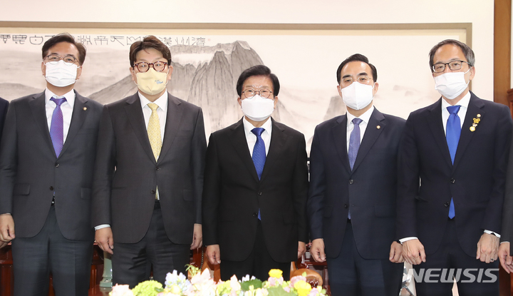 [서울=뉴시스] 고범준 기자 = 19일 오후 서울 여의도 국회의장실에서 열린 박병석 국회의장 주재 여야 원내대표 회동에서 권성동 국민의힘 원내대표와 박홍근 더불어민주당 원내대표 등 여야 원내지도부가 기념촬영을 하고 있다. (공동취재사진) 2022.04.19. photo@newsis.com