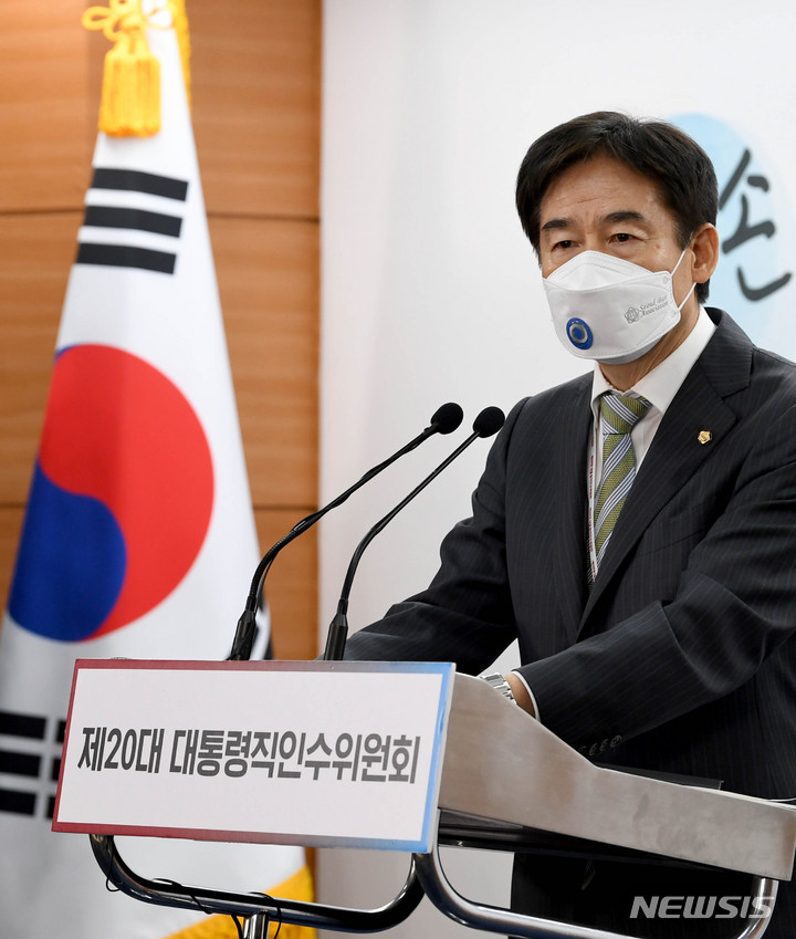 [서울=뉴시스] 인수위사진기자단 = 이용호 대통령직인수위원회 정무사법행정분과 간사가 19일 서울 통의동 인수위 기자회견장에서 '검수완박' 입법 추진 관련 발표를 하고 있다. 2022.04.19. photo@newsis.com