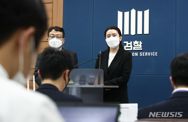 [서울=뉴시스] 홍효식 기자 = 더불어민주당의 검수완박(검찰 수사권 완전 박탈) 입법 추진에 대응하기 위한 전국 평검사 회의가 열리는 지난 19일 오후 서울 서초구 서울중앙지검 기자실에서 의정부 지검 윤경 검사(오른쪽)와 대전지검 김진혁 검사가 회의 개요와 경위 설명을 하고 있다. (공동취재사진) 2022.04.19. photo@newsis.com