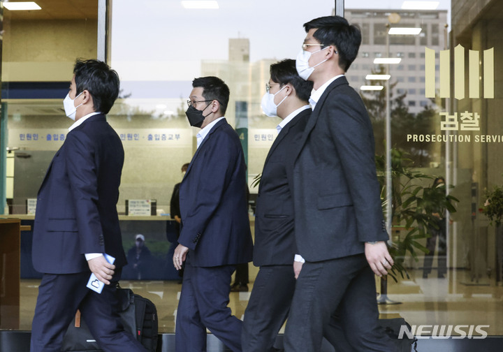 [서울=뉴시스] 홍효식 기자 = 더불어민주당의 검수완박(검찰 수사권 완전 박탈) 입법 추진에 대응하기 위한 전국 평검사 회의가 열리는 지난 19일 오후 서울 서초구 서울중앙지검에서 검사들이 회의장으로 향하고 있다. (공동취재사진) 2022.04.19. photo@newsis.com