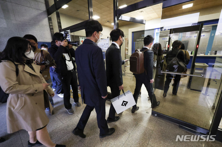 [서울=뉴시스] 홍효식 기자 = 더불어민주당의 검수완박(검찰 수사권 완전 박탈) 입법 추진에 대응하기 위한 전국 평검사 회의가 열리는 19일 오후 서울 서초구 서울중앙지검에서 검사들이 회의장으로 향하고 있다. (공동취재사진) 2022.04.19. photo@newsis.com