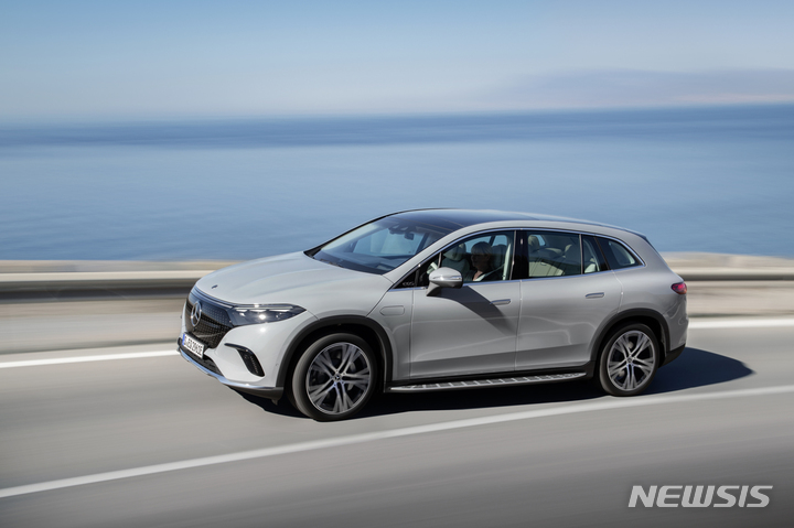 [서울=뉴시스]메르세데스-벤츠 첫 럭셔리 전기 스포츠유틸리티차량(SUV) '더 뉴 EQS SUV(The new EQS SUV)'.(사진=메르세데스-벤츠 코리아 제공) 2022.4.20 photo@newsis.com