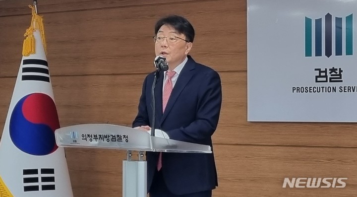 [의정부=뉴시스] 송주현 기자 = 최경규 의정부지검 검사장이 20일 오전 11시께 의정부지검 대회의실에 열린 기자간담회에서 '검수완박 법안' 관련 발언을 하고 있다. 2022.04.20 atia@newsis.com