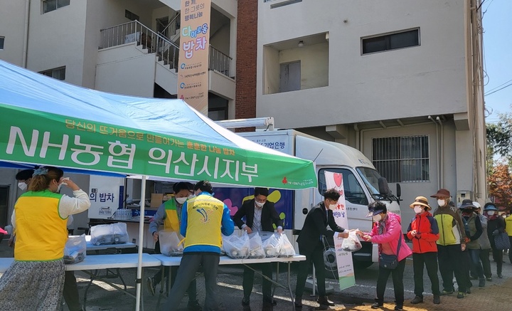 [익산=뉴시스] 강명수 기자 =전북 익산시는 다이로움 밥차 운영을 위해 NH농협 익산시지부가 300만원을 후원했다고 20일 밝혔다. (사진 =익산시 제공) 2022.04.20. photo@newsis.com *재판매 및 DB 금지