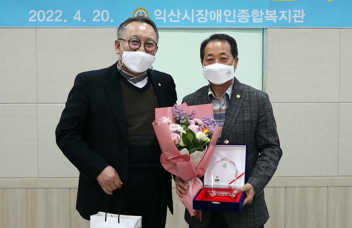 [익산=뉴시스] 강명수 기자 =전북 익산시의회 김용균 의원이 20일 장애인 복리증진에 앞장선 공로를 인정받아 익산시장애인종합복지관으로부터 감사패를 수여받은 후 기념촬영을 하고 있다. (사진 =익산시의회 제공) 2022.04.20. photo@newsis.com *재판매 및 DB 금지