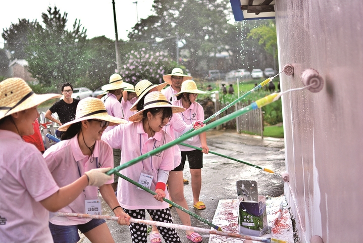 [나주=뉴시스] 농촌재능나눔활동지원사업에 참여한 단체가 벽화그리기 봉사활동을 하고 있다. (사진=한국농어촌공사) 2026.04.13. photo@newsis.com *재판매 및 DB 금지
