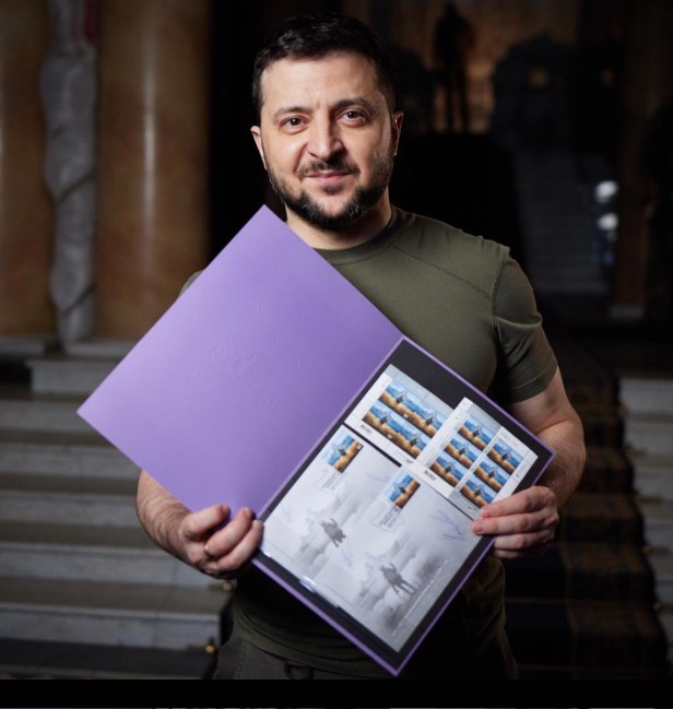 [서울=뉴시스] 볼로디미르 젤렌스키 우크라이나 대통령이 지난 13일(현지시간) 모스크바함 규탄 기념 우표를 들고 있는 모습. (사진=젤렌스키 대통령 인스타그램 갈무리) 2022.04.20. *재판매 및 DB 금지