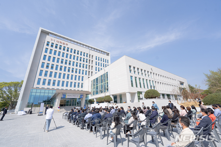 [전주=뉴시스]윤난슬 기자 = 전북대학교의 두뇌 역할을 할 대학 본부가 1년 8개월여의 증축 리모델링 공사를 마치고 20일 대학 본부 앞에서 개관식을 열었다.2022.04.20.(사진=전북대 제공) 