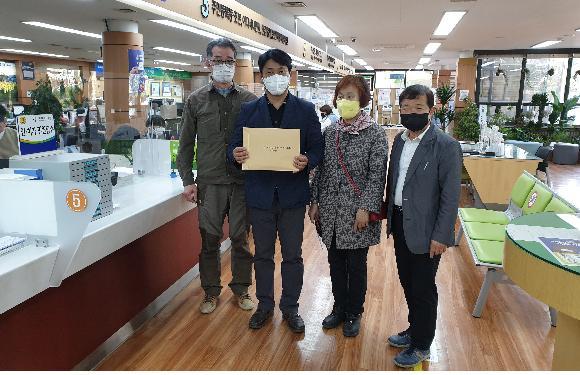 [울산=뉴시스] 구미현 기자 = 울산 태화종합시장상인회와 인근 저지대 주민은 태화 자연재해위험개선지구 정비사업인 태화산 고지배수터널공사의 조속한 추진을 촉구하는 서명부를 지난 19일 중구청에 접수했다. 2022.04.20. (사진=상인회 제공) photo@newsis.com *재판매 및 DB 금지