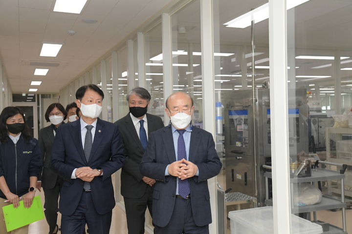 김강립 식품의약품안전처장이 20일 전북 완주군 소재 건강기능식품 제조업체 한풍네이처팜을 방문해 품질‧위생관리 실태를 점검하고 있다.(사진 : 식약처 제공)&nbsp; *재판매 및 DB 금지