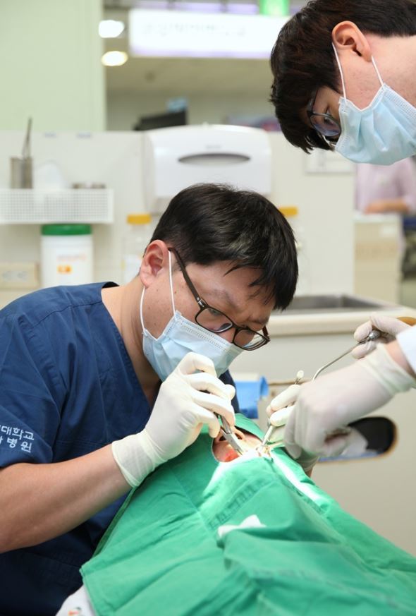 경희대치과병원 구강악안면외과 최병준 교수가 사랑니를 살펴보고 있다.(사진 : 경희의료원 제공) *재판매 및 DB 금지