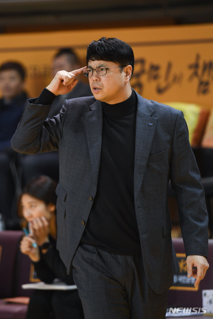 [서울=뉴시스]전병준 여자농구 3대3 대표팀 감독 (사진 = WKBL 제공)